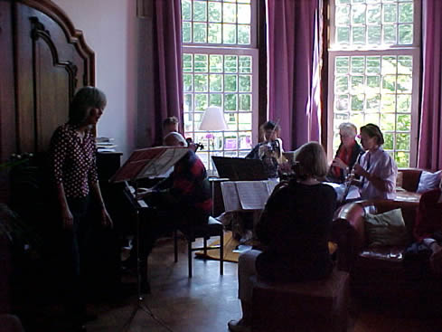 De muziek van het Blimbing-Hilversum Ensemble riep bij velen van de aanwezigen herkenning op: meezingen!